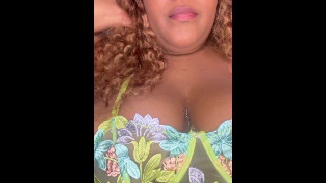 BBW EBONY MILF playing with..