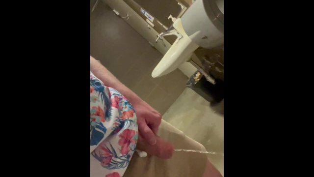 NERDY OTTER PISSES IN..