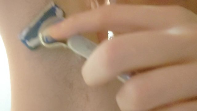 GIRL SHAVING HAIRY ARMPITS..