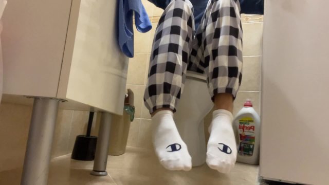 Boy Masturbating in Toilet..