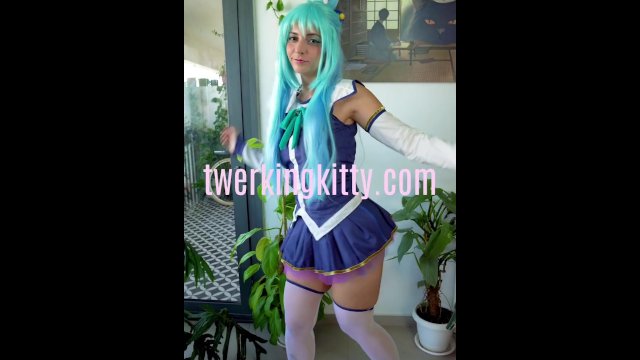 Hot Cosplayer Girl Dances..