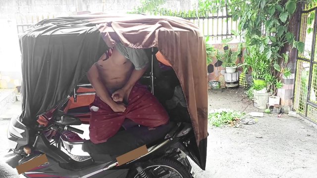 Sinumpong ng libog habang..