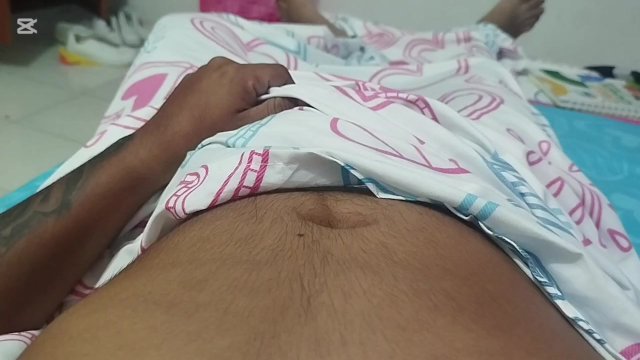 Sensual masturbada debajo de..