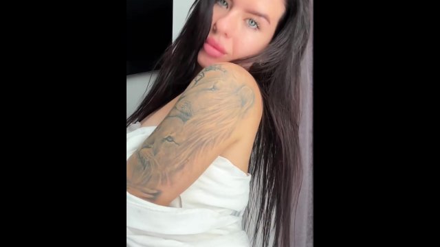 Amazing and hot brunette😍