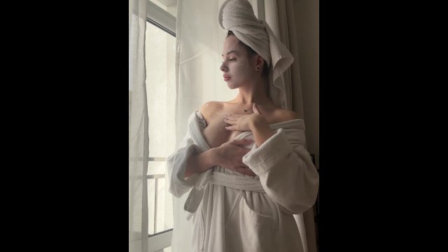 Diana rubs cream on her body