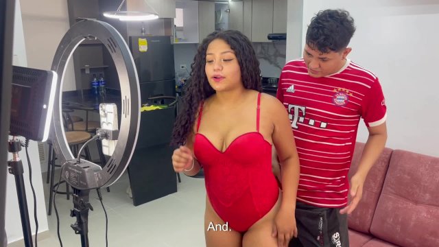 Ayudo a mi linda hermanastra..