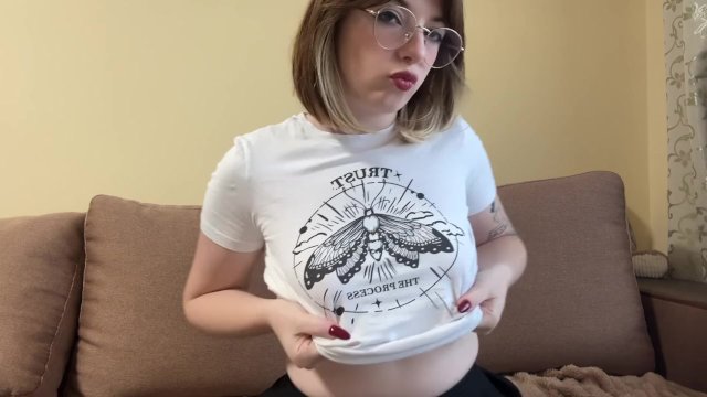 Sexy brunette exposes her..