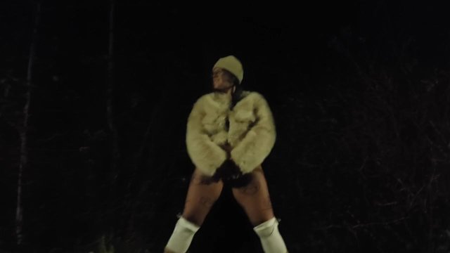 Hot MILF public pissing
