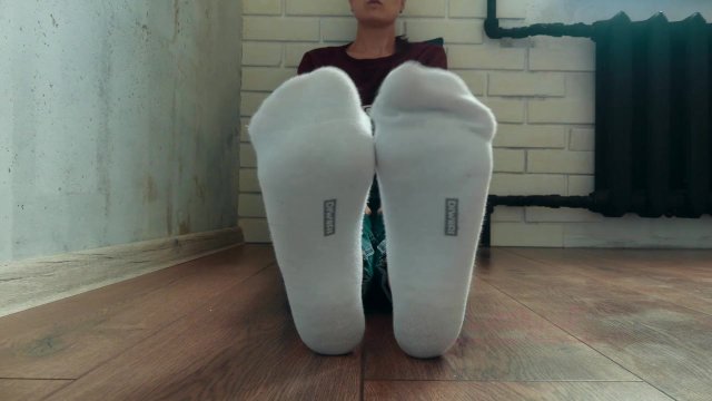 Girl in white socks show..