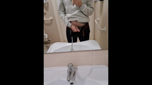 aiuta il twink a svuotare le..